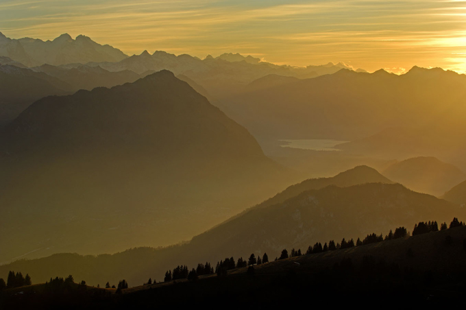 Sonnenuntergang von der Rigi mit Sicht in die Innerschweizer Alpen, Kanton Schwyz, Schweiz