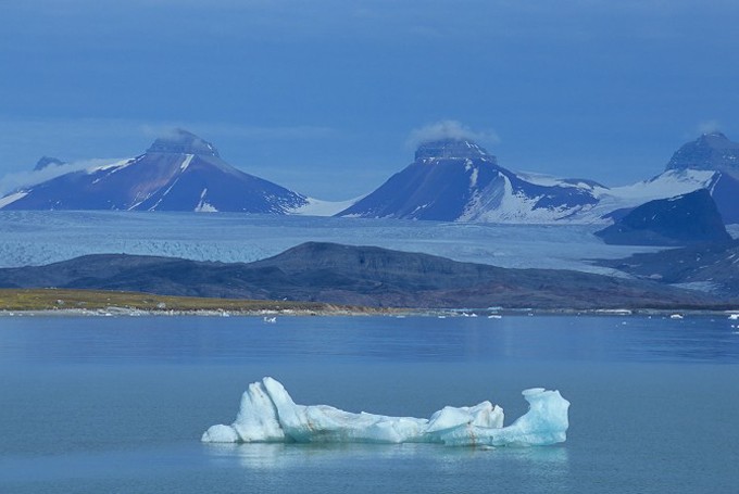 Eisscholle treibt im Polarmeer